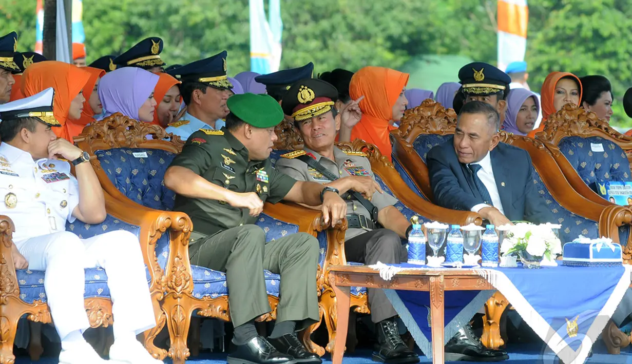 Kapolri Jenderal Polisi Sutarman (depan-ketiga dari kiri) hadir dalam upacara serah terima jabatan KASAU di Lanud Halim Perdanakusuma,  Jakarta, Kamis (15/1/2015). (Liputan6.com/Herman Zakharia)