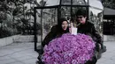 <p>Tidak hanya dinner romantis, Youtuber itu juga memberikan buket bunga mawar berukuran jumbo. Bahkan, diangkat berdua saja tidak kuat. Anak Anang Hermansyah dan Krisdayanti itu sangat terkejut. [Instagram/attahalilintar]</p>