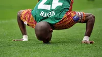 Striker Sriwijaya FC mencium rumput setelah mencetak gol ke gawang FC Seoul dalam laga Liga Champions Asia 2009. (AFP/Jung Yeon-Jae)