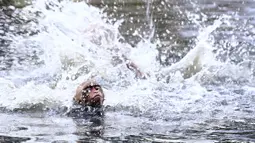 Seekor monyet berenang di sebuah kolam selama hari musim panas di Allahabad, di Uttar Pradesh, India, Rabu (26/5/2020). Pada Senin (24/5), panas terik mencengkeram Uttar Pradesh dan Allahabad adalah tempat terpanas di negara bagian itu dengan suhu 46,3 derajat Celcius. (SANJAY KANOJIA/AFP)