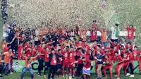 Pemain Persija Jakarta melakukan selebrasi usai menjuarai Liga 1 di SUGBK, Jakarta, Minggu (09/12). Persija Jakarta menang 2-1 atas Mitra Kukar. (Bola.com/M Iqbal Ichsan)