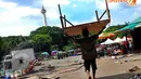 Seorang pedagang memindahkan barang ke tempat penampungan sementara di kawasan Kandang Rusa Monas, Jakarta, Selasa (22/4/14). (Liputan6.com/Miftahul Hayat)