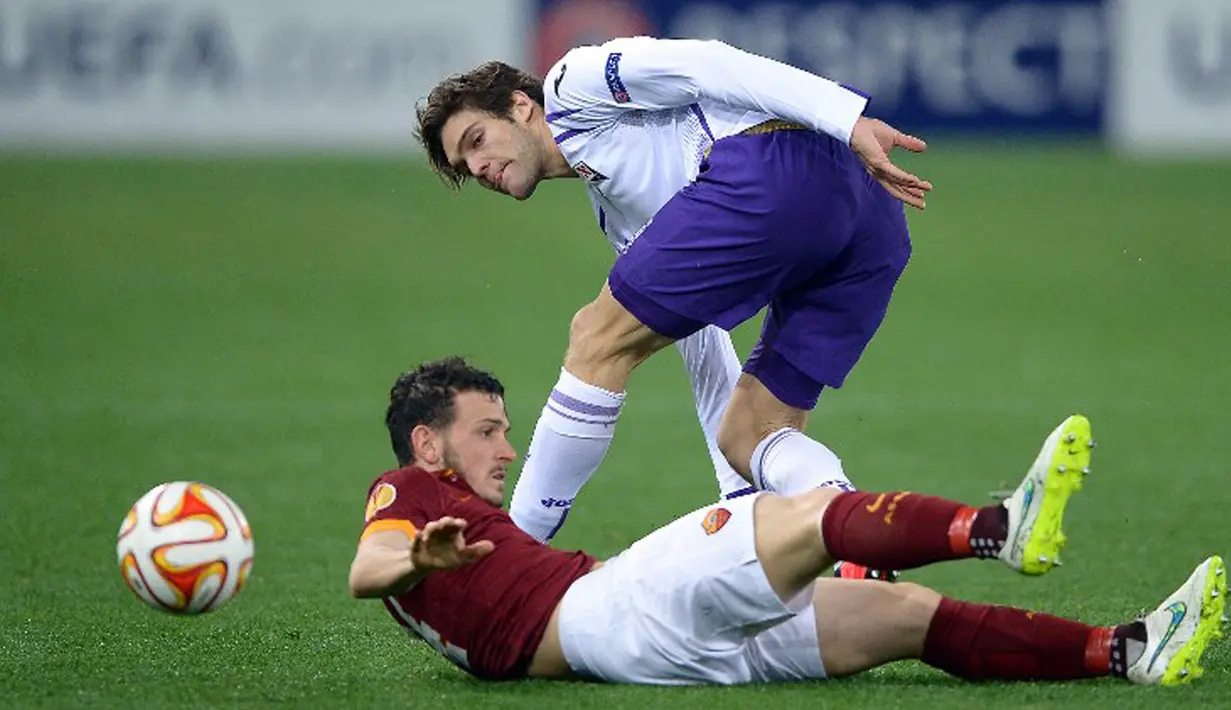 Gelandang AS Roma, Alessandro Florenzi (depan) berebut bola dengan pemain AS Roma Marcos Alonso pada leg kedua 16 besar Liga Europa di Stadio Olimpico, Roma, Italy (19/3/2015). AS Roma Kalah 0-3 atas Fiorentina. ( AFP PHOTO/Fillipo Monteforte)