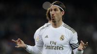 Bek Real Madrid, Sergio Ramos berselebrasi usai mencetak gol ke gawang Celta Vigo pada pertandingan lanjutan La Liga Spanyol di stadion Santiago Bernabeu di Madrid, Spanyol, Minggu, (16/2/2020). Madrid bermain imbang 2-2 atas Celta Vigo.  (AP Photo/Manu Fernandez)