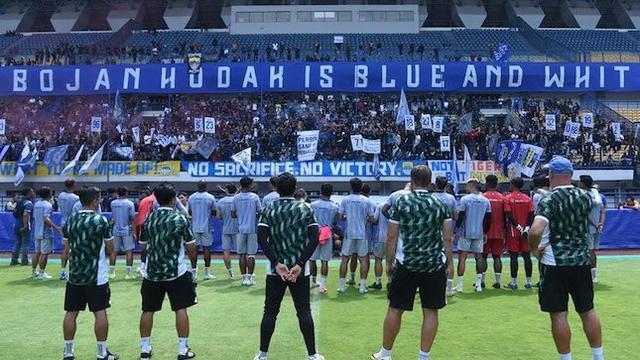Skuad Persib Bandung menemui Bobotoh yang mendatangi sesi latihan mereka, Kamis (13/2/2025) (c) Dok. Persib Bandung
