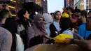 Relawan membagikan makanan berbuka puasa untuk umat muslim dan aktivis pendukung antaragama di dekat Trump Tower, New York, Kamis (1/6). Ratusan muslim menggelar demonstrasi memprotes retorika dan kebijakan Donald Trump yang xenophobia. (Jewel SAMAD/AFP)