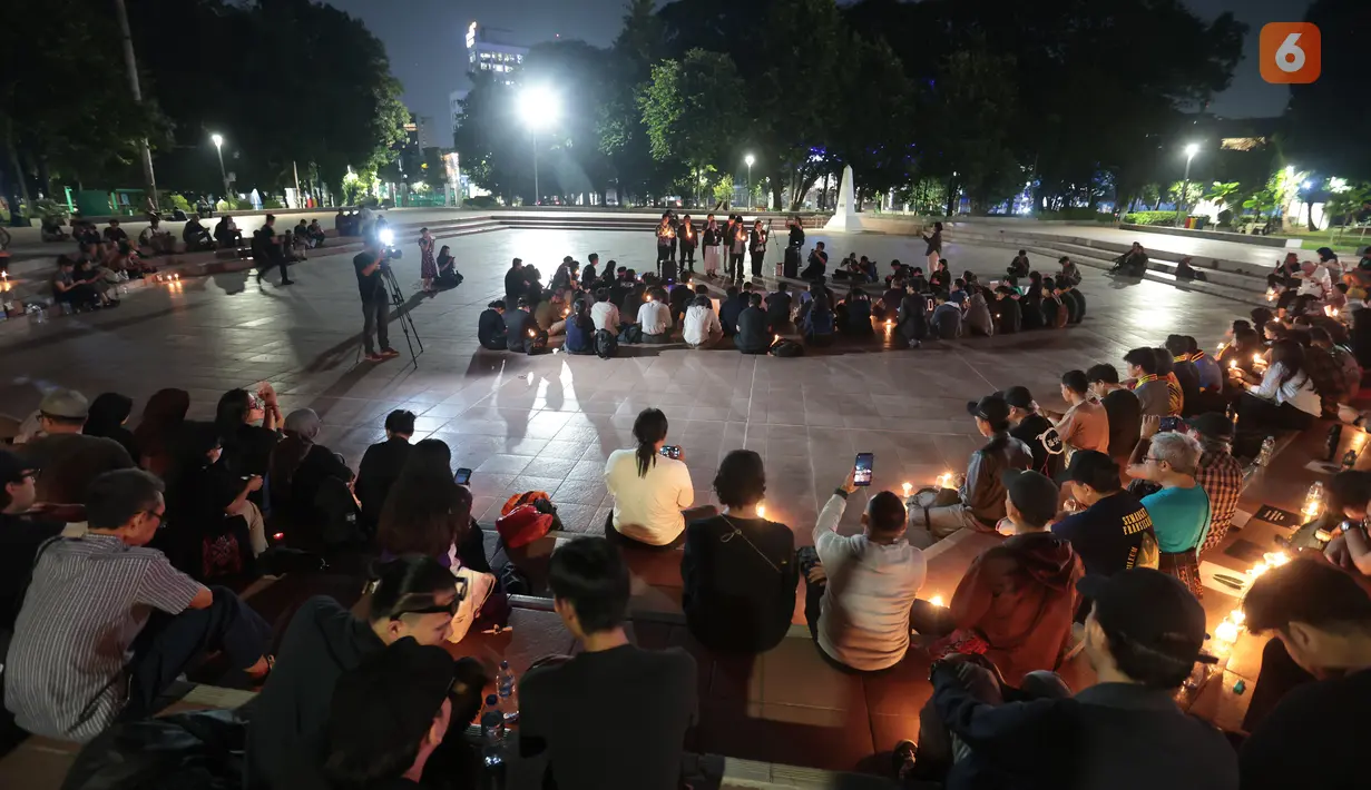 Massa dari berbagai elemen masyarakat menggelar aksi solidaritas dan doa bersama untuk korban kebakaran hutan dan lahan (karhutla) di Tugu Proklamasi, Jakarta, Senin malam (19/10/2026). Aksi ini menjadi bentuk kepedulian terhadap dampak karhutla sekaligus ajakan untuk meningkatkan kesadaran masyarakat dalam menjaga kelestarian alam dan lingkungan. Doa bersama tersebut juga menjadi momentum untuk saling menguatkan serta berharap pemulihan bagi wilayah dan masyarakat terdampak. (KLY/Budy Santoso)