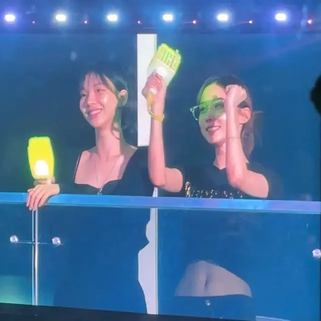 Gaya Khas Cewek Mamba Karina dan Winter aespa di Konser Encore NCT Dream