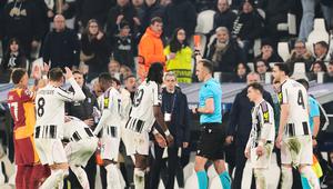 Momen saat wasit memberikan kartu merah pada Lloyd Kelly di laga Juventus vs Galatasaray di leg kedua playoff Liga Champions 2025/2026 di Allianz Stadium, Kamis (26/02/2026) dini hari WIB. (Fabio Ferrari/LaPresse via AP)