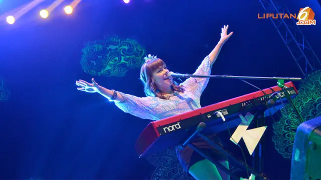 lenka-live-conser-130505b.jpg