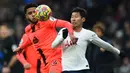 Bek muda Norwich City, Andrew Omobamidele (kiri) dipercaya tampil di Liga Inggris sebanyak 5 kali pada musim ini. Hebatnya, ia juga mampu mencetak gol di usianya yang baru menginjak 19 tahun, 4 bulan, 8 hari. (AFP/Daniel Leal)