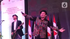 Vokalis Padi Reborn, Fadly dan Gitaris Piyu saat memeriahkan penutupan perdagangan bursa efek Indonesia tahun 2019 di BEI, Jakarta, Senin (30/12/2019). Padi Reborn menghibur para tamu undangan dalam penutupan perdagangan tersebut. (Liputan6.com/Angga Yuniar)
