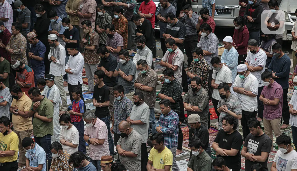 Warga melaksanakan Salat Jumat berjamaah di Masjid Cut Meutia, Jakarta, Jumat (11/3/2022). Majelis Ulama Indonesia (MUI) kini membolehkan jemaah untuk kembali merapatkan saf atau barisan saat shalat berjemaah di masjid. (Liputan6.com/Faizal Fanani)