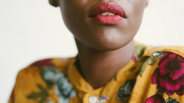 4 Tips Makeup untuk Menyamarkan Bibir Two Tone