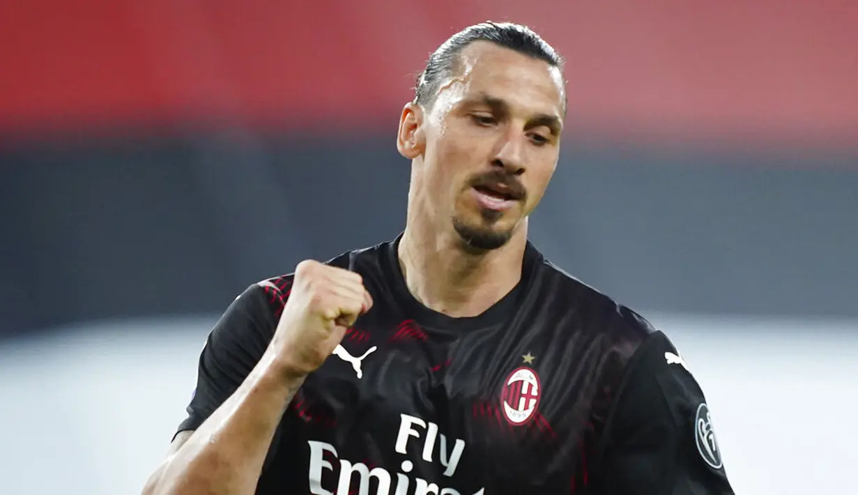 Pemain AC Milan, Zlatan Ibrahimovic, melakukan selebrasi usai mencetak gol ke gawang Sampdoria pada laga Serie A di Stadion Luigi Ferraris, Rabu (29/7/2020). AC Milan menang 4-1 atas Sampdoria. (Spada/LaPresse via AP)