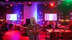 Aktor berkostum zombie memeriahkan suasana di restoran "Shadows" bertema horor di kota hiburan Boulevard, Riyadh, Arab Saudi, 19 Januari 2022. Restoran tersebut menawarkan pengalaman unik kepada pelanggan dari hidangan dengan tengkorak dan darah ditemani zombie serta vampir. (Fayez Nureldine/AFP)