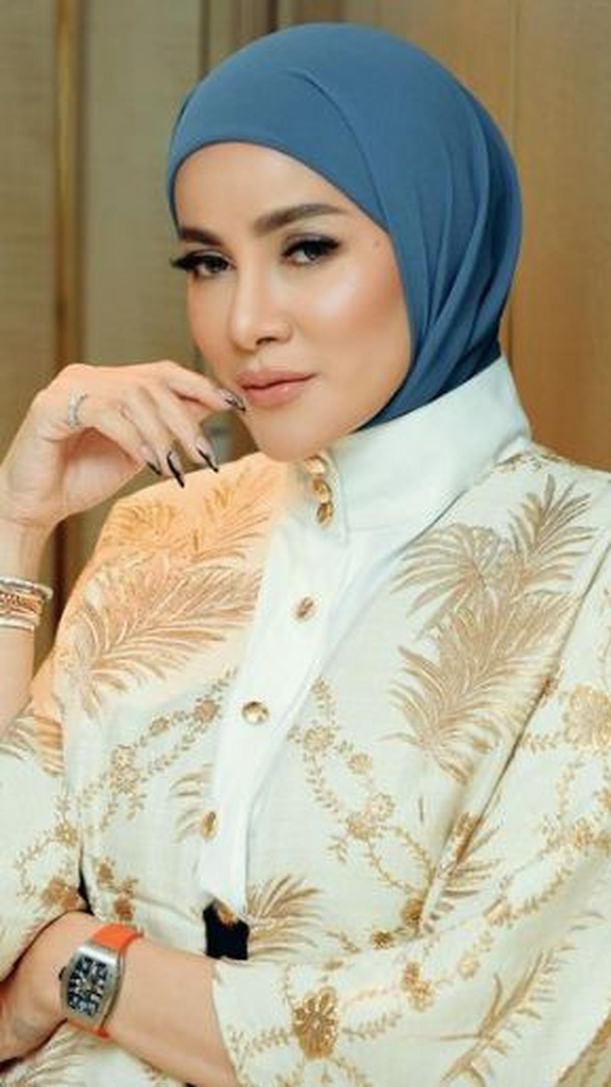 Artis cantik yang memiliki proporsi tubuh proporsional, Olla Ramlan mengambil keputusan besar di tahun 2021. Imejnya yang lekat dengan kesan seksi seketika berubah tertutup seiring dengan mantapnya niat untuk berhijrah.