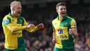 Pemain Norwich, Wes Hoolahan dan Steve Naismith, merayakan gol ketiga ke gawang Liverpool. Kekalahan ini menjadi yang ketiga secara beruntun bagi klub promosi ini. (Reuters/Alex Morton)
