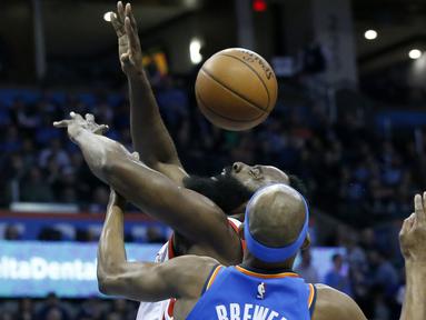 Pemain Houston Rockets, James Harden (kiri) berusaha melewati adangan pemain Oklahoma City Thunder, Corey Brewer pada laga NBA basketball game di Chesapeake Energy Arena, Oklahoma City, (6/3/2018). Rockets menang 122-112. (AP/Sue Ogrocki)