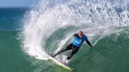 Peselancar Australia, Mick Fanning surfing saat beraksi di final kejuaraan kompetisi surfing dunia di teluk Jeffrey's Afrika Selatan, (19/7/2015). Mick Flanning lolos dari serangan hiu tanpa cedera. (AFP PHOTO/STAN BLUMBERG)