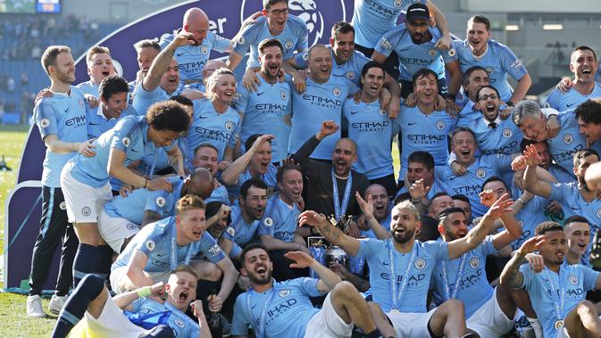 Manajer Manchester City Pep Guardiola dan para pemainnya merayakan sukses meraih gelar juara Liga Inggris 2018-19. (AP Photo/Frank Augstein)