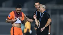 Pelatih Borneo FC Samarinda, Fabio Lefundes memberikan instruksi kepada Juan Villa di sela laga pekan ke-25 BRI Super League 2025/2026 melawan Persebaya Surabaya di Stadion Segiri, Samarinda, Sabtu (7/3/2026) malam. (Dok. Borneo FC Samarinda)