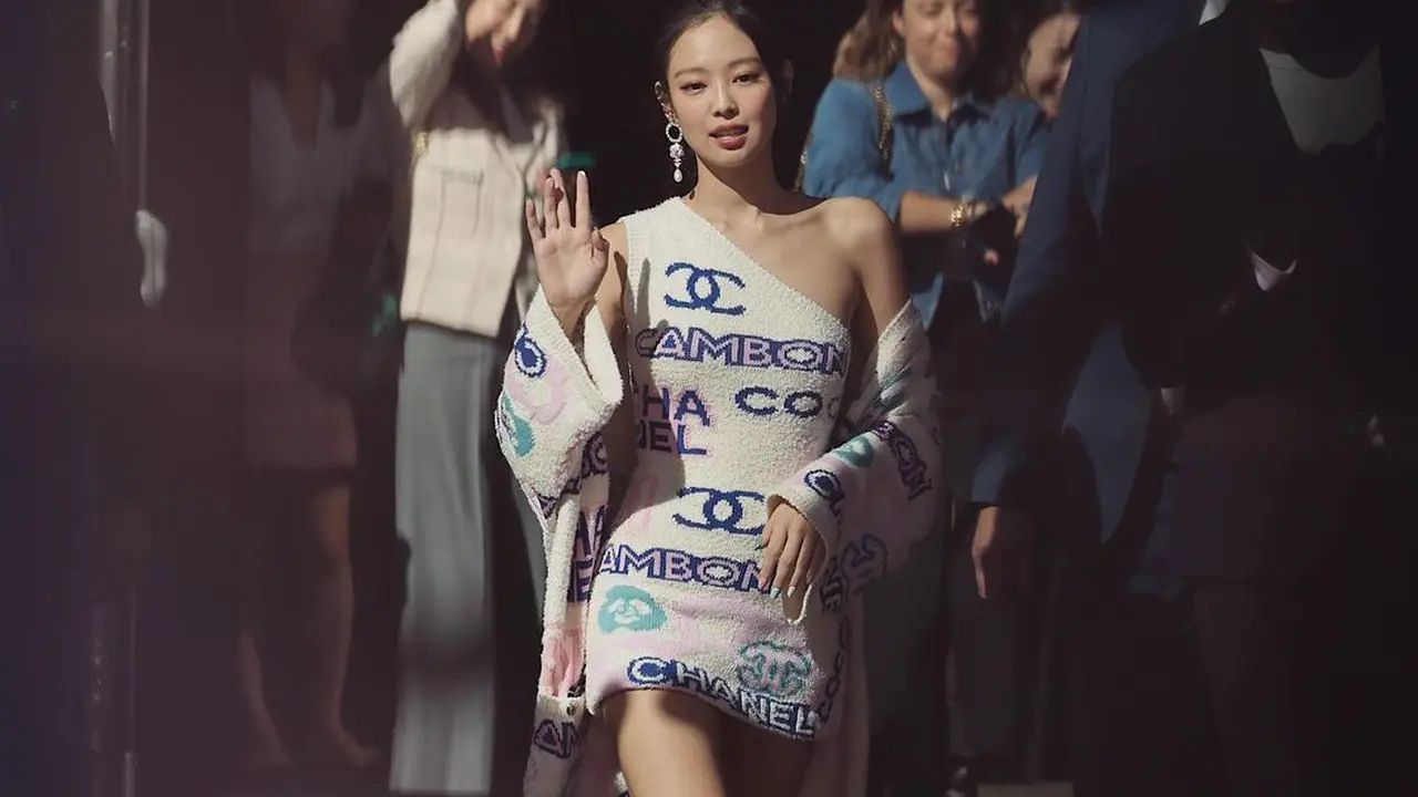 Jennie BLACKPINK Tampil Stunning dengan Mini Dress Putih Hadiri Chanel SS23 Show di Paris Fashion Week