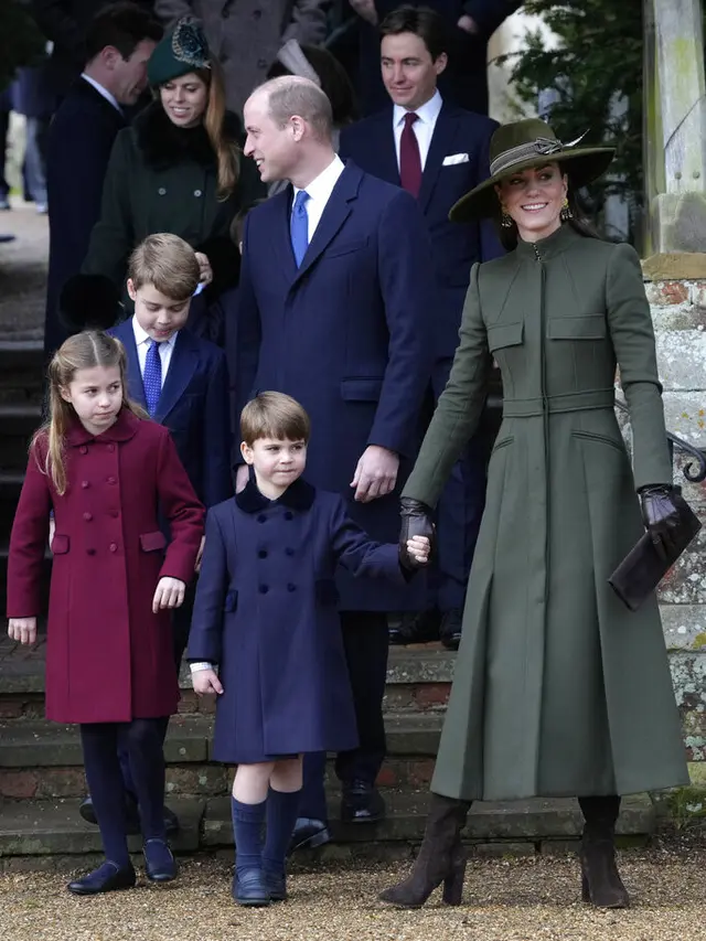 Pangeran William, Kate Middleton, serta ketiga anak mereka menghadiri Misa Natal 2022. (AP Photo/Kirsty Wigglesworth)