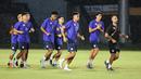 Pemain Filipina melakukan latihan resmi jelang laga terakhir Grup B Piala AFF 2024 melawan Timnas Indonesia di Stadion Sriwedari, Solo, Jawa Tengah, Jumat (20/12/2024). (Bola.com/Abdul Aziz)