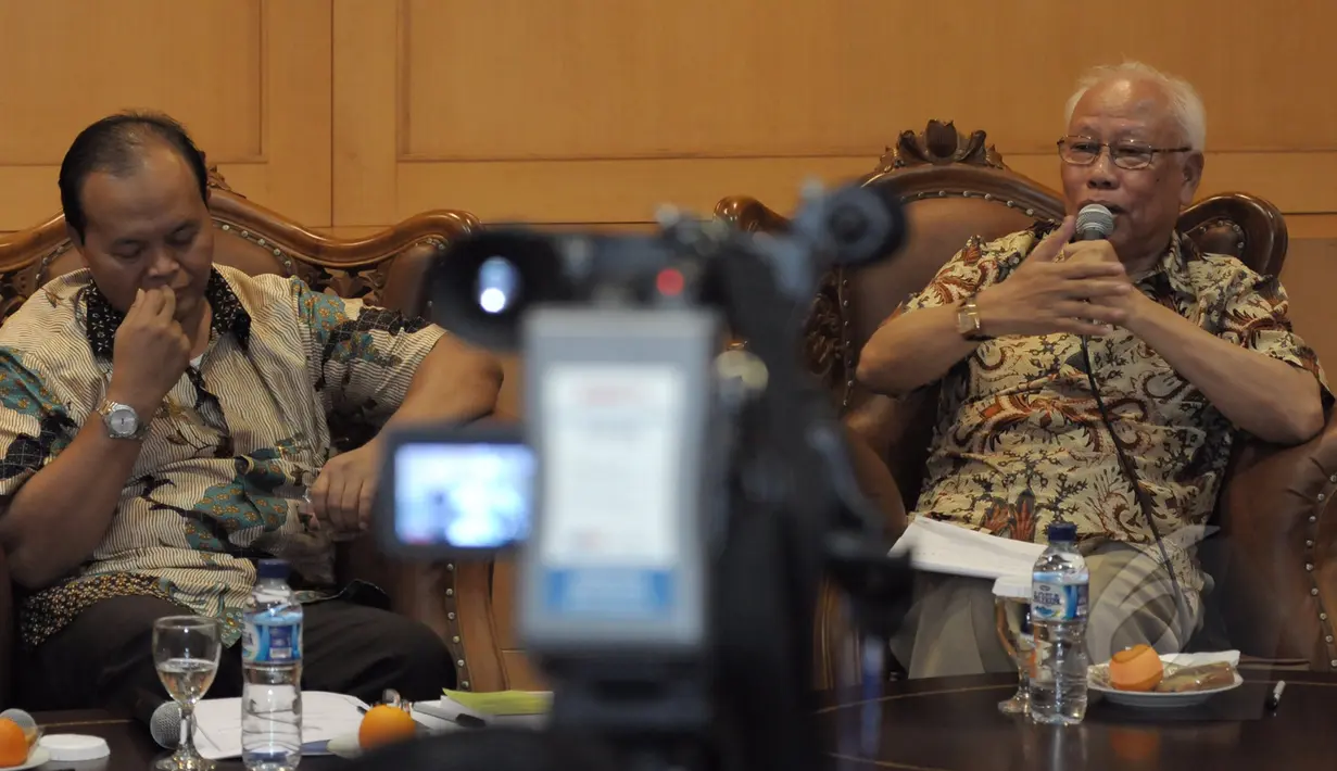 Wakil Ketua MPR Hidayat Nur Wahid (kiri) bersama ketua Dewan Pers Bagir Manan(kanan) menjadi pembicara dialog bertajuk "Membangun Komunikasi Politik dan Kebangsaan", Senayan, Jakarta, Senin (16/3/2015). (Liputan6.com/Andrian M Tunay)