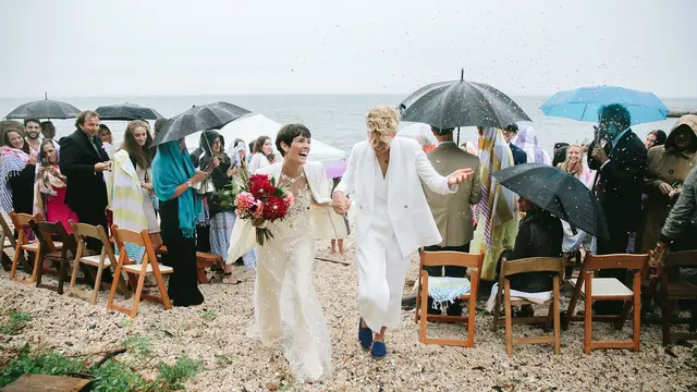 Gaun pernikahan minimalis