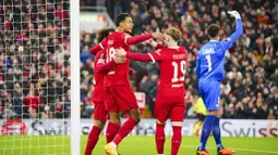 Penyerang Liverpool, Cody Gakpo, melakukan selebrasi setelah mencetak gol ke gawang LASK dalam duel matchday 5 Grup E Liga Europa 2023/2024 di Stadion Anfield, Jumat (1/12/2023). Pemain asal Belanda itu memborong dua gol (AP Photo/Jon Super)
