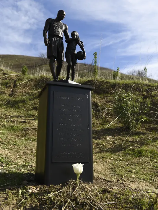 Patung untuk mengenang Kobe Bryant dan putrinya, Gianna di Calabasas, California, Rabu (26/1/2022). Patung karya seniman Dan Medina yang menggambarkan Kobe Bryant, putri Gianna Bryant, dan nama-nama mereka yang meninggal, itu ditampilkan di lokasi kecelakaan helikopter 2020. (Patrick T. FALLON / AFP
