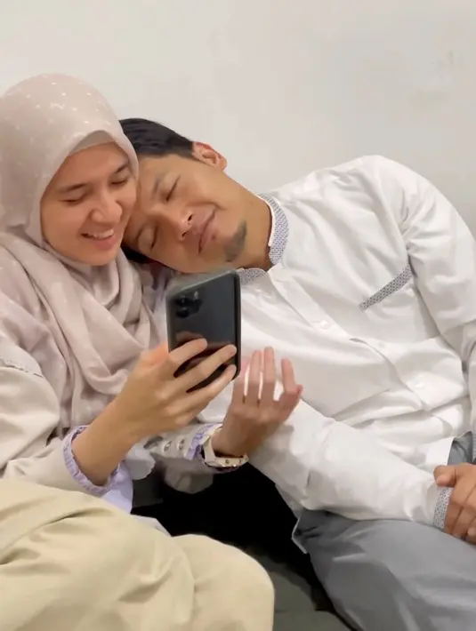 Dimas Seto, bersandar manja ke pundak sang istri, Dini Aminarti. Ia pun memejamkan matanya. (Foto: Instagram/@dimasseto_1)