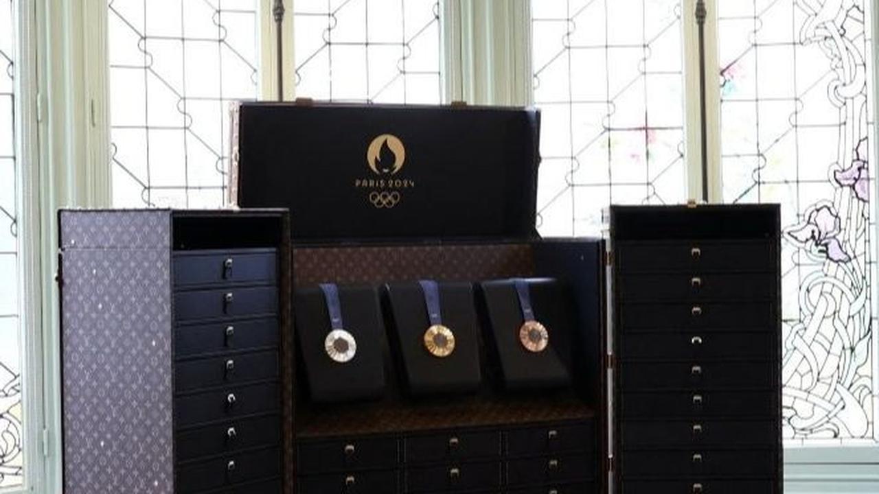 Selain tas obor, Louis Vuitton juga menyiapkan koper untuk membawa tiga medali emas, perak dan perunggu. Foto: REUTERS/Stephanie Lecocq<br>