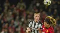 Gelandang Newcastle United,&nbsp;Sean Longstaff, berduel dengan pemain muda Manchester United,&nbsp;Hannibal Mejbri, pada putaran keempat Carabao Cup 2023/2024 di Old Trafford, Kamis (2/11/2023) dini hari WIB. Dalam duel itu, Newcastle menang 3-0 atas MU. (AP Photo/Dave Thompson)