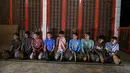 Pemuda mengikuti gladi bersih tari Rapa'i Geleng, menggunakan rebana tradisional, di desa ekowisata Nusa di Lhoknga, provinsi Aceh (31/8/2021). (AFP/Chaideer Mahyuddin)