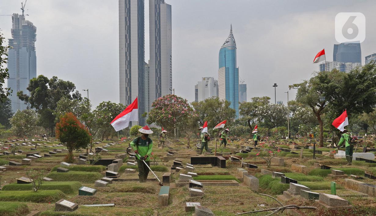 Para petugas Pertamanan dan Kehutanan Kota Jakarta Pusat mengenakan atribut kemerdekaan saat memotong rumput di TPU Karet Bivak, Jakarta, Minggu (16/8/2020). Para petugas bekerja dengan mengenakan atribut kemerdekaan dalam rangka menyambut HUT ke-75 RI. (Liputan6.com/Herman Zakharia)