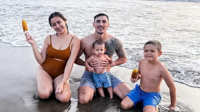 Jessica Iskandar di pantai (Instagram/inijedar)