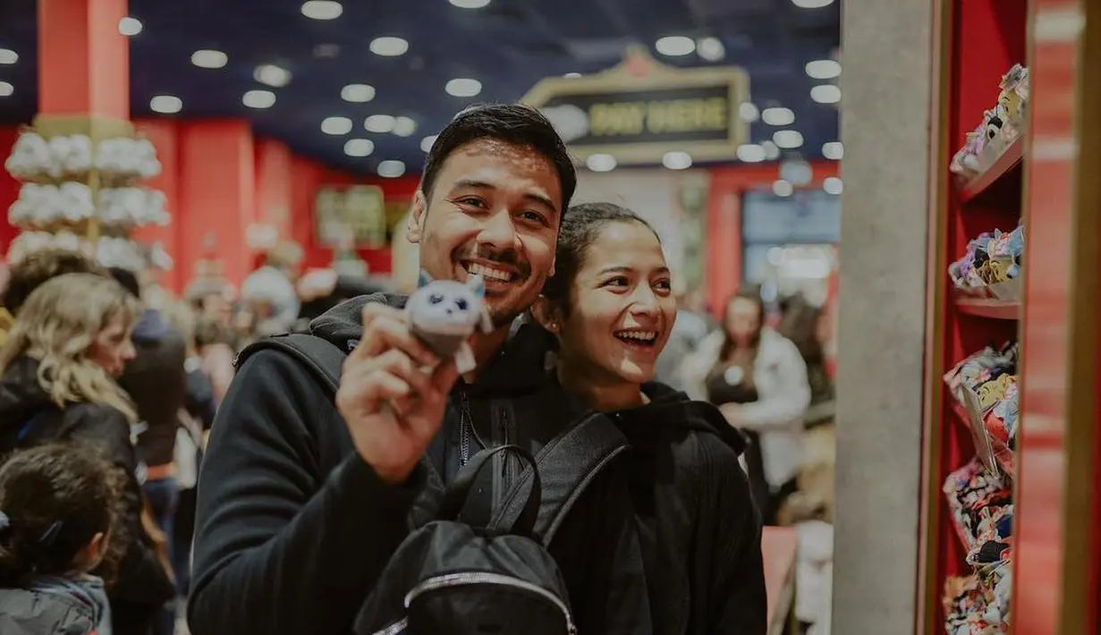 Putri Marino tengah berbadan dua. Meski tak menyebut usia kandungannya berapa bulan, ia mengaku sama seperti kebanyakan yang mengalami ngidam saat hamil muda. (Instagram/chicco.jerikho)