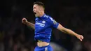Bek Chelsea, Gary Cahill melakukan selebrasi usai mencetak gol kegawang Tottenham pada lanjutan liga Inggris  di Stamford Bridge, London, (3/5). Chelsea bermain imbang dengan Tottenham dengan skor 2-2. (AFP PHOTO/GLYN KIRK)