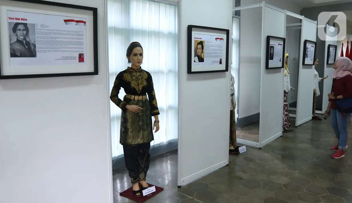 Pengunjung melihat Pameran Pameran Sejarah Pahlawan Perempuan Ibu Bangsa pada Peringatan Hari Ibu di Museum Kebangkitan Nasional, Jakarta, Minggu (22/12/2019). (Liputan6.com/Herman Zakharia)
