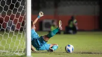 Kiper Timnas Indonesia U-16, Andrika Fathir Rachman saat adu penalti dalam laga semifinal Piala AFF U-16 2022 antara Indonesia U-16 melawan Myanmar U-16 di Stadion Maguwoharjo, Sleman, Rabu (10/8/2022) malam WIB. (Bola.com/Bagaskara Lazuardi)