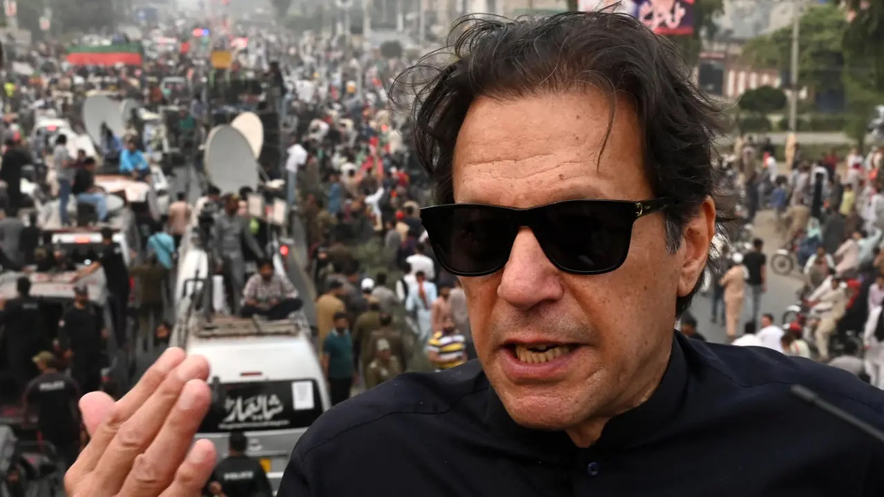 Eks PM Pakistan Imran Khan tengah konvoi di atas kontainer sebelum ditembak. (AFP)