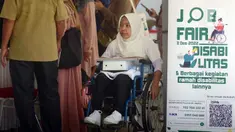 Pelamar mengendarai kursi roda saat menghadiri Job Fair Disabilitas bertajuk Cinta Disabilitas di Lapangan Banteng, Jakarta, Sabtu (3/12/2022). Sebanyak 20 perusahaan dari BUMD DKI Jakarta dan perusahaan swasta lainnya yang ikut serta dalam acara ini. (merdeka.com/Imam Buhori)