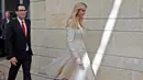 Putri Donald Trump Ivanka Trump didampingi Menteri Keuangan AS, Steve Mnuchin berjalan usai membuka plakat saat peresmian pembukaan kedutaan AS di Yerusalem (14/5). (AFP/Menahem Kahan)