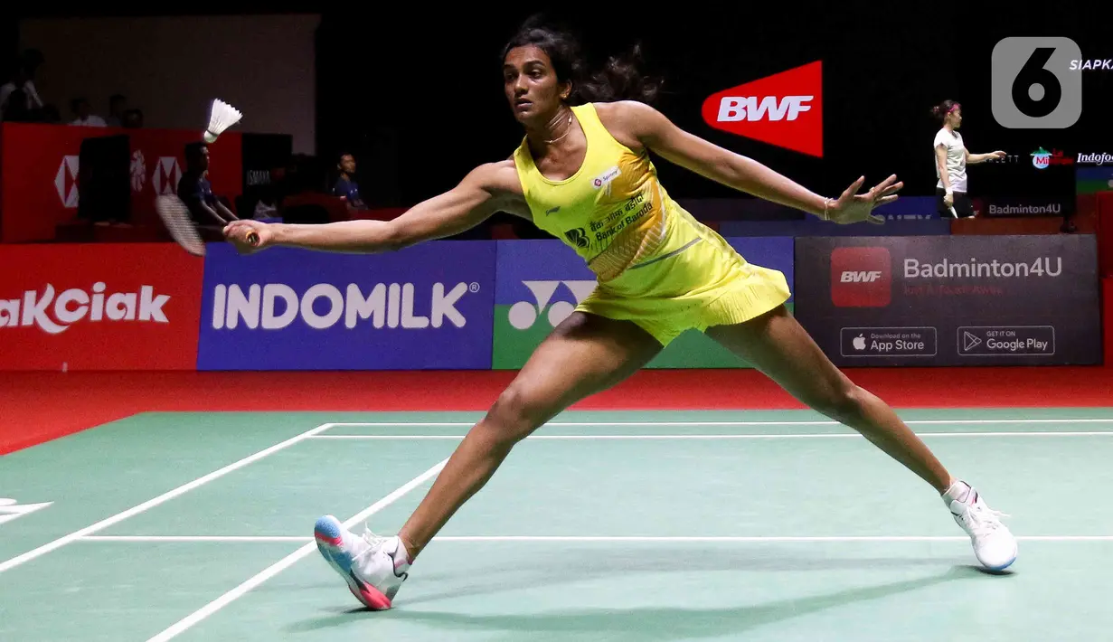 Gim pertama dimenangi oleh Sindhu. Pengembalian Gregoria yang menyangkut di net membuat skor menjadi 19-21. (Liputan6.com/Herman Zakharia)