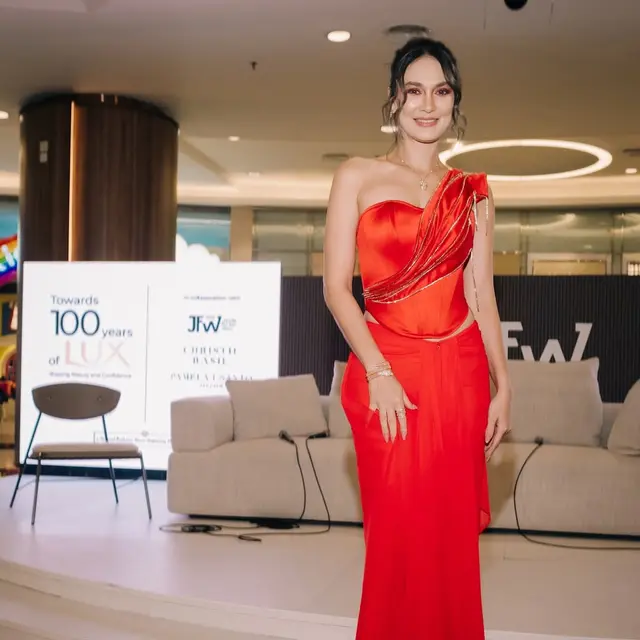 6 Potret Gaya Rambut Luna Maya dengan Cepol Modern hingga Sanggul Pengantin