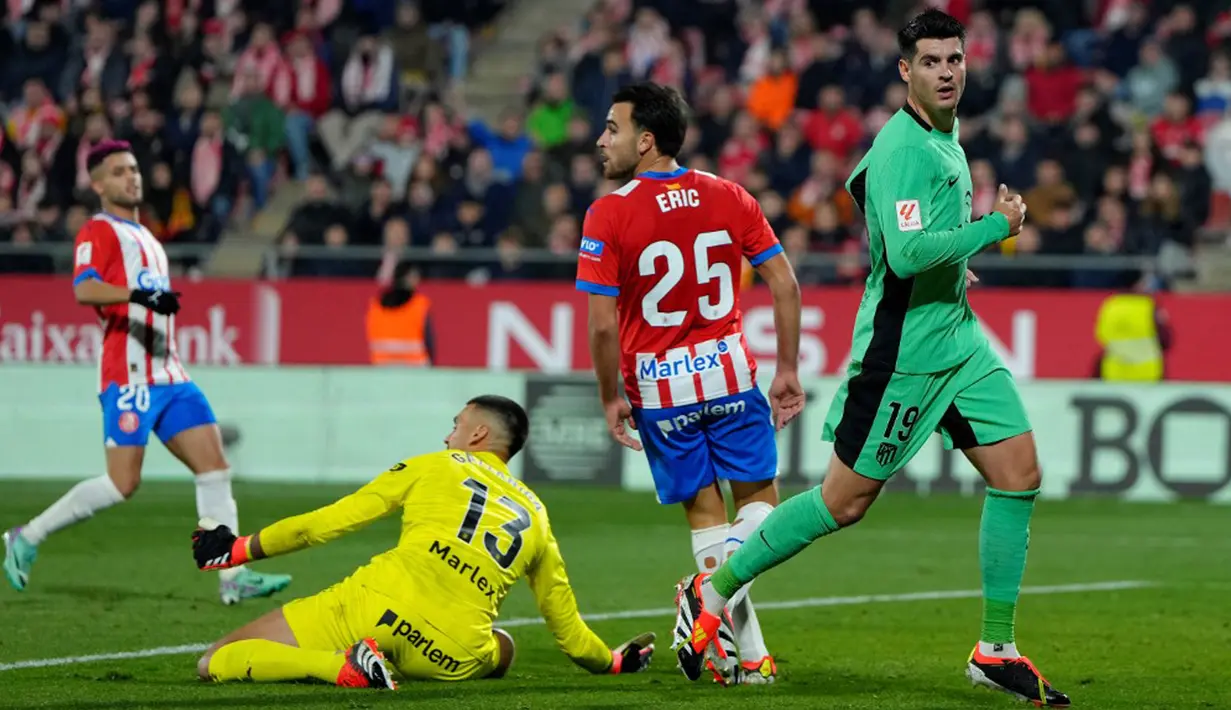 Morata akhirnya benar-benar mencetak hat-trick di menit ke-54 sekaligus membuat skor menjadi sama kuat 3-3. Skor ini bertahan hingga masa injury time babak kedua. (Pau BARRENA/AFP)