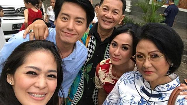 Roger Danuarta Gracia Indri Bintangi Tvm Spesial Natal Di Sctv Showbiz Liputan6 Com